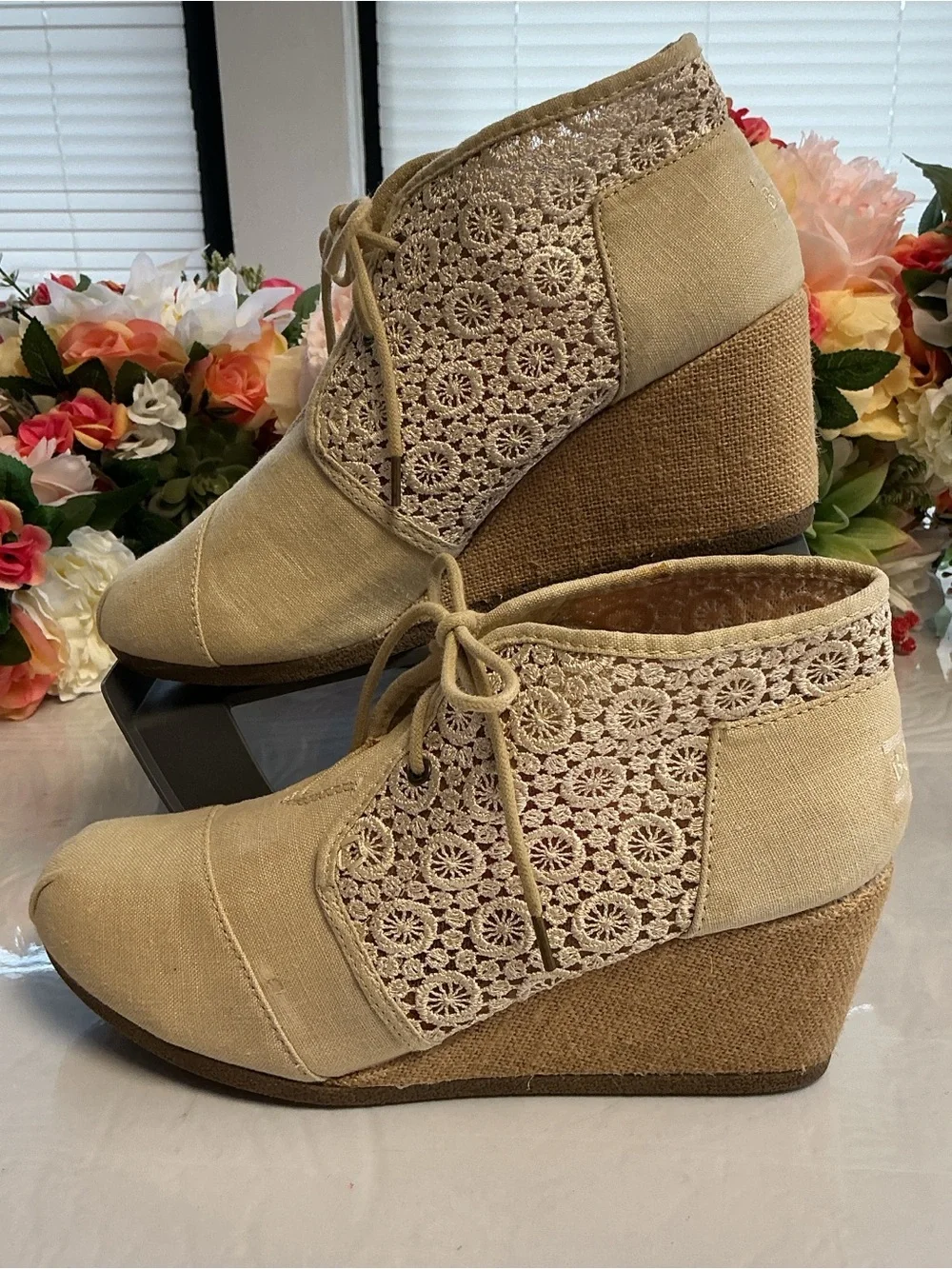 Skechers BOBS Desert Kiss Lace Crochet Canvas Wedge Booties Natural Size 10